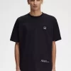 Tricou bărbătesc relaxat cu imprimeu petic Tricou bărbătesc relaxat cu imprimeu petic