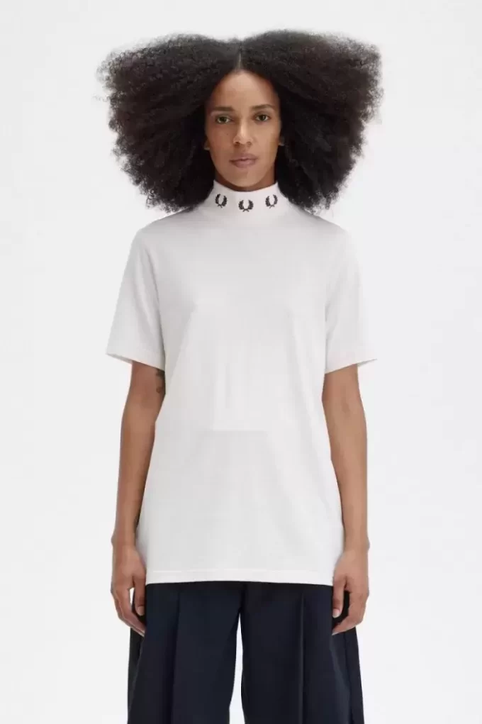 Tricou de damă cu guler înalt și coroană de laur Tricou de damă cu guler înalt și coroană de laur