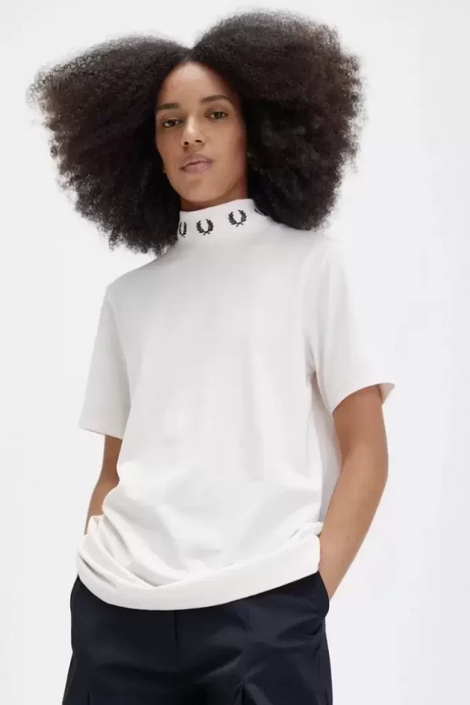 Tricou de damă cu guler înalt și coroană de laur Tricou de damă cu guler înalt și coroană de laur