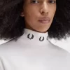 Tricou de damă cu guler înalt și coroană de laur Tricou de damă cu guler înalt și coroană de laur