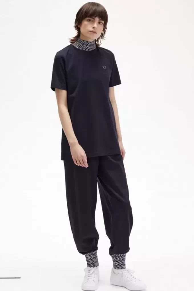 Tricou de damă cu guler înalt și garnitură Jacquard Tricou de damă cu guler înalt și garnitură Jacquard